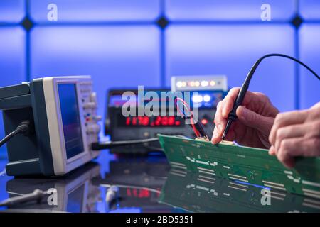 Microcontroller witch PCB in laboratorio di elettronica Foto Stock