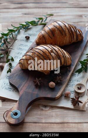 croissant appena sfornati con salsa al cioccolato per la colazione Foto Stock