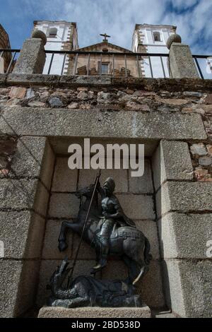 Statua di San Giorgio che uccide il drago con la chiesa di San Francisco Javier sullo sfondo, Plaza de San Jorge, Cáceres, Estremadura, Spagna, Europa Foto Stock