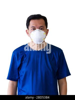 Asian Men indossa maschere mediche N95. Per prevenire i virus che si stanno pervadendo intorno al mondo isolato su sfondo bianco Foto Stock