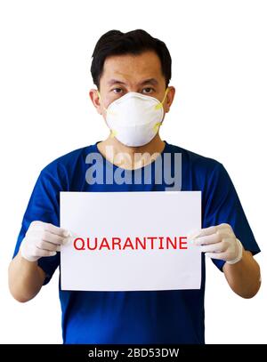 Gli uomini asiatici indossano maschere mediche N95. Tenere un banner campagna per mettere in quarantena a casa per prevenire lo scoppio del virus Corona che si sta diffondendo Foto Stock