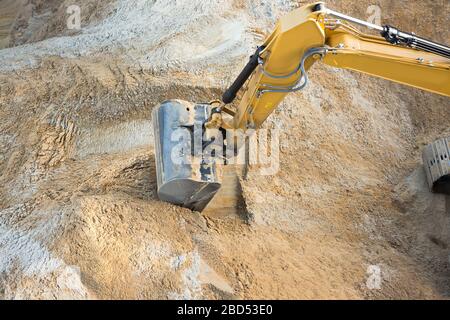 pala dell'escavatore nella sabbia Foto Stock