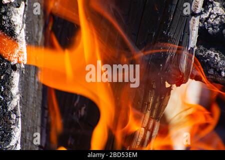 Primo piano di fiamme e legna da ardere di carbone in un camino Foto Stock