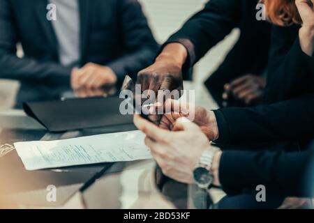 primo piano. i colleghi di lavoro visualizzano i messaggi su uno smartphone Foto Stock