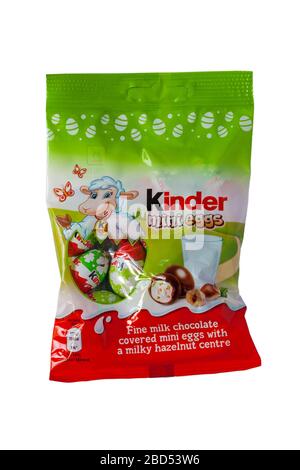 Pacchetto di mini uova Kinder isolato su sfondo bianco - cioccolato al latte fine coperto mini uova con un centro lattiginoso nocciola Foto Stock