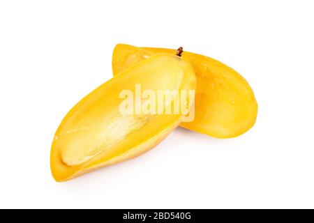 mango tailandese giallo a fette isolato su sfondo bianco. Foto Stock