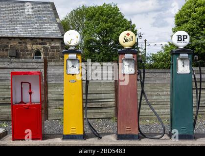 Vecchie pompe a benzina classiche in mostra al Black Country Living Museum di Dudley, West Midlands, Inghilterra, Regno Unito Foto Stock
