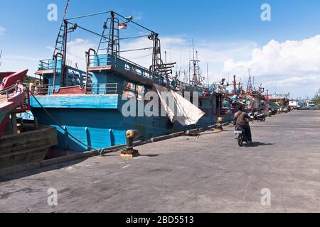 porto dh di Benoa Quayside BALI INDONESIA Moto flotta di tonnidi pesca barche nel porto asian indonesia imbarcazioni Foto Stock