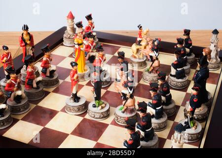 Un gioco di scacchi con i pezzi fatti dalle guerre napoleoniche, i francesi  contro gli inglesi Foto stock - Alamy