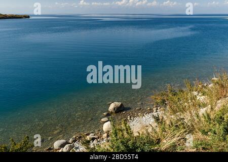 Lago Issyk-Kul in Kirghizistan, acque limpide sulla riva meridionale del lago Foto Stock