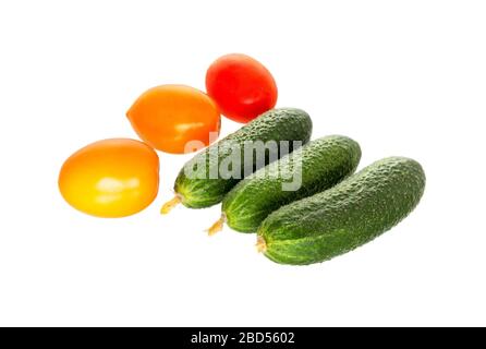 Cetrioli freschi e pomodori isolati su sfondo bianco. Cetrioli e pomodoro maturi e succosi. Foto Stock