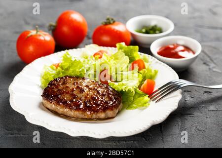 Hamburger di manzo alla griglia fatto in casa con insalata fresca Foto Stock