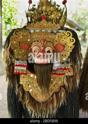tempio reale di dh pura Taman Ayun BALI INDONESIA Indù Balinese Templi di Mengwi Barong maschera animale mito induismo leone religioso asiatico folklore Foto Stock