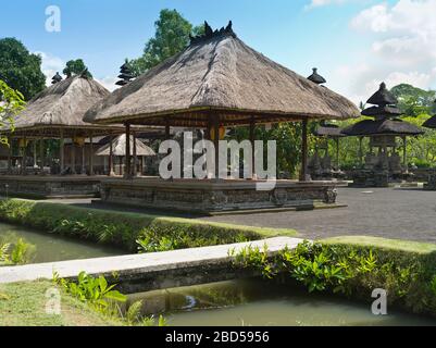 tempio reale di dh pura Taman Ayun BALI INDONESIA templi indù balinesi di Mengwi cortile interno del santuario induismo Foto Stock