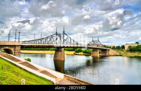 Vecchio ponte di ferro attraverso il fiume Volga a Tver, Russia Foto Stock