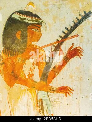 Patrimonio dell'umanità dell'UNESCO, Tebe in Egitto, Valle dei Nobili, tomba di Nakht. Musicista femminile che suona lira. Foto Stock