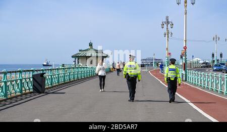 Brighton, Regno Unito. 7 aprile 2020 - la polizia controlla il lungomare di Brighton il giorno quindici dei governi di blocco in Gran Bretagna durante la crisi pandemica Coronavirus COVID-19 . Credit: Simon Dack / Alamy Live News Foto Stock