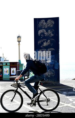 Brighton, Regno Unito. 7 aprile 2020 - non ci si bacia sul lungomare di Brighton oltre alla famosa scultura del muro di Kiss di Bruce Williams, come la città è tranquilla il giorno quindici dei governi bloccato in Gran Bretagna durante la crisi pandemica Coronavirus COVID-19 . Credit: Simon Dack / Alamy Live News Foto Stock