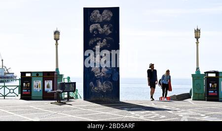 Brighton, Regno Unito. 7 aprile 2020 - non ci si bacia sul lungomare di Brighton oltre alla famosa scultura del muro di Kiss di Bruce Williams, come la città è tranquilla il giorno quindici dei governi bloccato in Gran Bretagna durante la crisi pandemica Coronavirus COVID-19 . Credit: Simon Dack / Alamy Live News Foto Stock