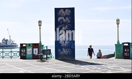 Brighton, Regno Unito. 7 aprile 2020 - non ci si bacia sul lungomare di Brighton oltre alla famosa scultura del muro di Kiss di Bruce Williams, come la città è tranquilla il giorno quindici dei governi bloccato in Gran Bretagna durante la crisi pandemica Coronavirus COVID-19 . Credit: Simon Dack / Alamy Live News Foto Stock