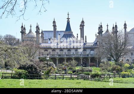 Brighton, Regno Unito. 7 aprile 2020 - i giardini del Royal Pavilion sono vuoti a parte un solo busker il giorno quindici dei governi di blocco in Gran Bretagna durante la crisi pandemica Coronavirus COVID-19 . Credit: Simon Dack / Alamy Live News Foto Stock