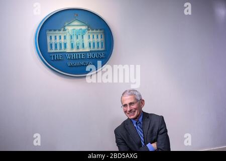 Washington DC, Stati Uniti. 06th Apr, 2020. Anthony Fauci, direttore del National Institute of Allergy and Infectious Diseases, arriva alla sala stampa James S. Brady della Casa Bianca di Washington, DC, USA lunedì 6 aprile 2020. Gli Stati Uniti hanno raggiunto 10,000 morti causate dal romanzo Coronavirus, mentre i funzionari discutono l'efficacia dell'idrossiclorochina, un farmaco usato per trattare la malaria, anche per trattare il Coronavirus. Credit: MediaPunch Inc/Alamy Live News Foto Stock