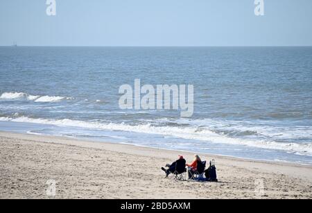 Westerland, Germania. 7 aprile 2020. Quasi deserta è la spiaggia di Westerland. Per l'isola del Mare del Nord sono attualmente in vigore norme speciali di accesso. Credit: Carsten Rehder/dpa/Alamy Live News Foto Stock