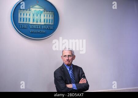 Washington DC, Stati Uniti. 06th Apr, 2020. Anthony Fauci, direttore del National Institute of Allergy and Infectious Diseases, arriva alla sala stampa James S. Brady della Casa Bianca di Washington, DC, USA lunedì 6 aprile 2020. Gli Stati Uniti hanno raggiunto 10,000 morti causate dal romanzo Coronavirus, mentre i funzionari discutono l'efficacia dell'idrossiclorochina, un farmaco usato per trattare la malaria, anche per trattare il Coronavirus. Credit: MediaPunch Inc/Alamy Live News Foto Stock