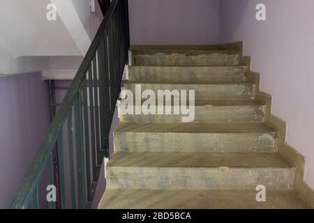 Scale nell'edificio di appartamenti. Scala vuota di casa urbana moderna. Alternativa all'uscita antincendio di emergenza della porta posteriore. Non c'è gente che cammina Foto Stock