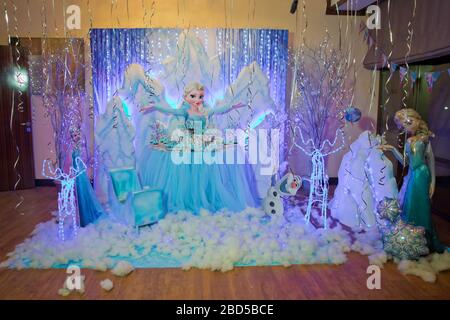 La magia del Frozen in un Candy Bar . Idee Frozen Party Birthday per Candy Bar . Baku, Azerbaigian . 16.12.2018 . Foto Stock