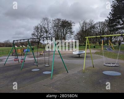 Parco giochi vuoto durante il blocco del 19 del coronavirus britannico. Moor Park, Preston, Lancashire, Regno Unito. Foto Stock