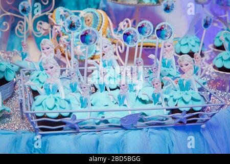 La magia del Frozen in un Candy Bar . Idee Frozen Party Birthday per Candy Bar . Baku, Azerbaigian . 16.12.2018 . Foto Stock