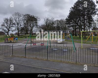 Parco giochi vuoto durante il blocco del 19 del coronavirus britannico. Moor Park, Preston, Lancashire, Regno Unito. Foto Stock