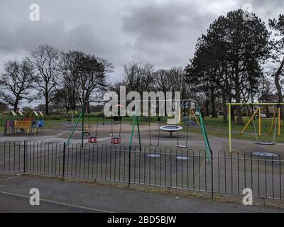 Parco giochi vuoto durante il blocco del 19 del coronavirus britannico. Moor Park, Preston, Lancashire, Regno Unito. Foto Stock