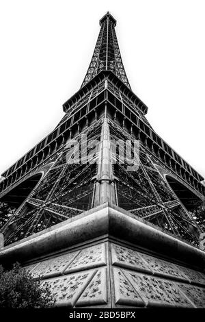 Torre Eifel da un angolo sotto, in bianco e nero Foto Stock