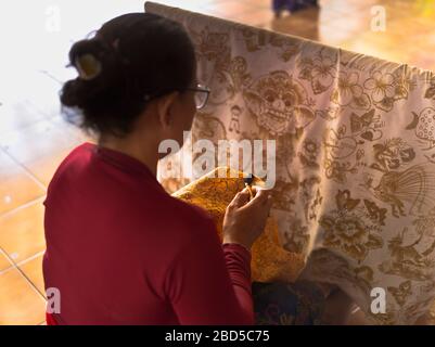 dh Batik modello di cera calda BALI INDONESIA lavoratrice balinese pittura d'arte su tela donna tessuto asia indonesiano batichi arte Foto Stock