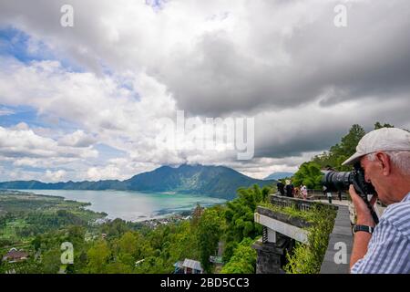 Vista orizzontale del lago Batur a Bali, Indonesia. Foto Stock