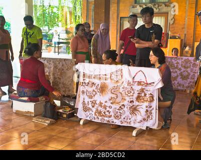 dh Batik modello di cera calda asia BALI INDONESIA donna balinese operaio arte pittura tessuto turisti indonesiani donne asiatici vacanzieri persone design Foto Stock
