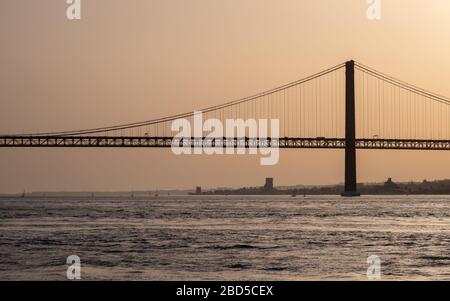 Ponte 25 de Abril, fiume Tago, Portogallo. Una vista retroilluminata del ponte sospeso di Lisbona sul fiume Tago tra Lisbona e Almeida. Foto Stock