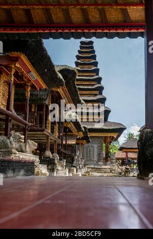 Vista verticale della torre Meru al tempio di Kehen a Bali, Indonesia. Foto Stock