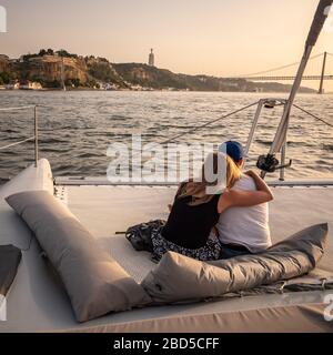 Crociera romantica. Una giovane coppia che si gode una crociera al tramonto sul fiume Tago, Lisbona, Portogallo. Foto Stock