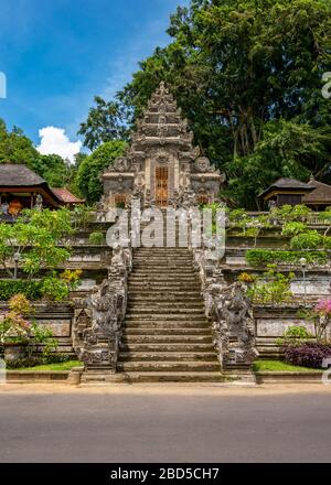 Vista verticale dell'ingresso al tempio di Kehen a Bali, Indonesia. Foto Stock
