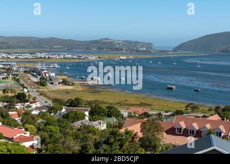 Knysna, Capo Occidentale, Sud Africa. 2019. Una panoramica di Knysna e della laguna sulla strada del giardino nel Capo Occidentale, Sud Africa. Foto Stock