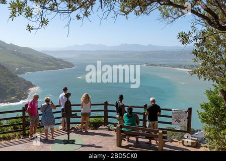 I capi, Knysna, Capo occidentale Sud Africa. 2019. I visitatori del The Heads hanno una vista della laguna di Knysna, sulla strada del Giardino turistico. Foto Stock