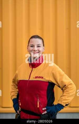 Gelsenkirchen, Germania. 7 aprile 2020. Il consegnatore di pacchi Yvonne Kumpf si trova di fronte al centro logistico DHL di Gelsenkirchen. È uno degli "eroi della crisi Corona" e lavora in una professione importante a livello sistemico. Credit: Fabian Strauch/dpa/Alamy Live News Foto Stock