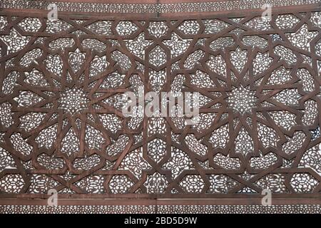 Bellissimo intricato disegno geometrico, islamico. Particolare architettonico della moschea Hassan II a Casablanca, Marocco. Foto Stock