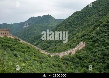 Brusca fine della parte restaurata della Grande Muraglia Cinese, nel Distretto di Yanqing, vicino a Pechino, Cina Foto Stock