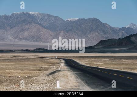 Strada del deserto di Gobi su vasta e secca natura selvaggia Foto Stock