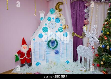 Decorazioni per il nuovo anno nell'asilo. Festa di compleanno di Capodanno . Baku, Azerbaigian . 10.01.2018 . Foto Stock