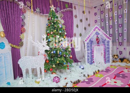 Decorazioni per il nuovo anno nell'asilo. Festa di compleanno di Capodanno . Baku, Azerbaigian . 10.01.2018 . Foto Stock